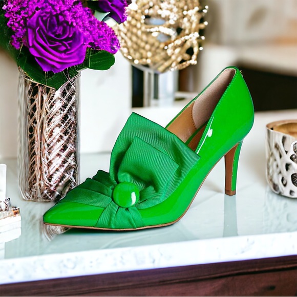 J Renee Grosgrain Ornament Bow Pump - Picture 1 of 13